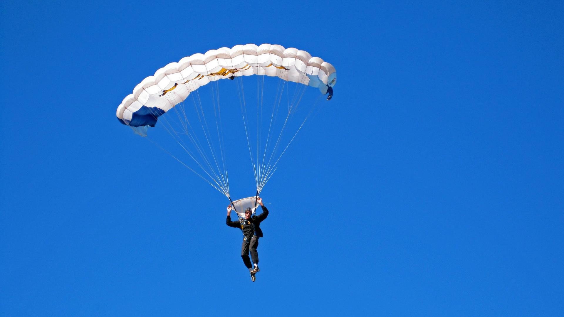 欧冠淘汰赛焦点战，厄瓜多尔血拼伊朗，绿茵场上的第三世界革命