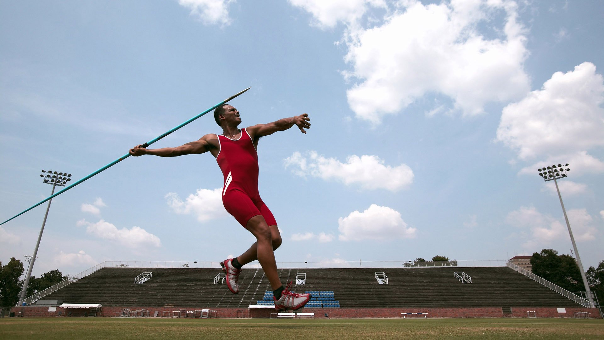 阿克与阿喀琉斯，当现代英雄在生死战场接管比赛